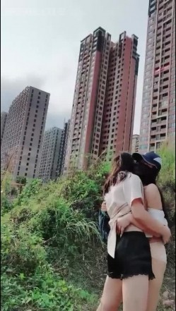 俩小少妇胆真肥,小区单元楼下大胆露出,诱惑抖奶舞,楼上的大叔看到吗 截图15