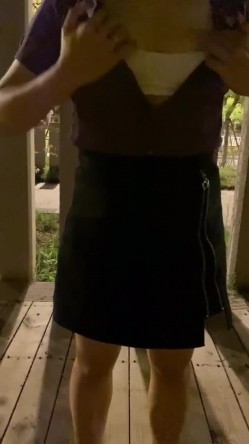 晚饭过后调教骚妻，公园小亭子寻刺激，露奶人妻，撸鸡儿，硬了直接坐上去，来来往往的车辆，夜色迷人，做爱好舒服！ 截图4