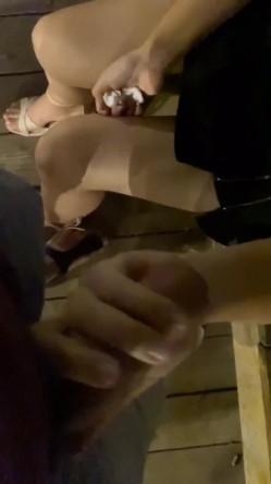 晚饭过后调教骚妻，公园小亭子寻刺激，露奶人妻，撸鸡儿，硬了直接坐上去，来来往往的车辆，夜色迷人，做爱好舒服！ 截图5