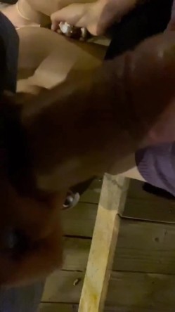 晚饭过后调教骚妻，公园小亭子寻刺激，露奶人妻，撸鸡儿，硬了直接坐上去，来来往往的车辆，夜色迷人，做爱好舒服！ 截图6