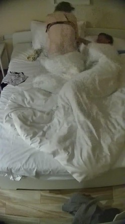 酒店偷拍 大学生情侣蓝衬衫气质美女被操后喜欢用双脚踩舔狗男朋友脸 截图10