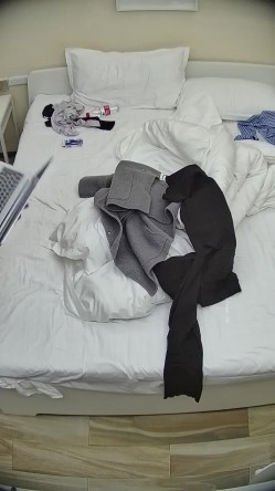 酒店偷拍 大学生情侣蓝衬衫气质美女被操后喜欢用双脚踩舔狗男朋友脸 截图14