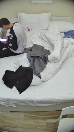 酒店偷拍 大学生情侣蓝衬衫气质美女被操后喜欢用双脚踩舔狗男朋友脸 截图15