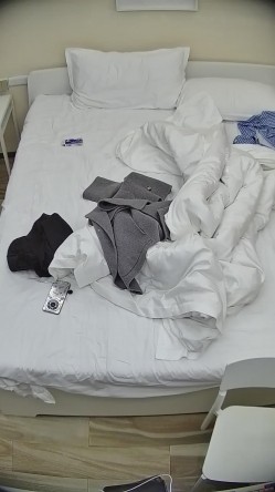 酒店偷拍 大学生情侣蓝衬衫气质美女被操后喜欢用双脚踩舔狗男朋友脸 截图16