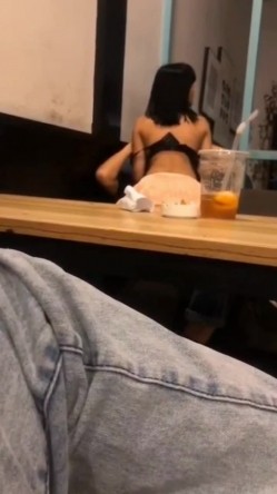 微信朋友圈非常火的小视频原版加长 大一女生要强奸男同学 还笑着自慰 被同学围观拍视频发到微信里 影响很大 截图1