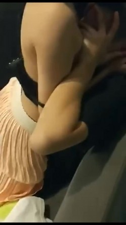 微信朋友圈非常火的小视频原版加长 大一女生要强奸男同学 还笑着自慰 被同学围观拍视频发到微信里 影响很大 截图3