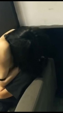 微信朋友圈非常火的小视频原版加长 大一女生要强奸男同学 还笑着自慰 被同学围观拍视频发到微信里 影响很大 截图5