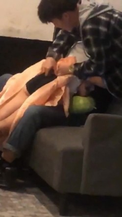 微信朋友圈非常火的小视频原版加长 大一女生要强奸男同学 还笑着自慰 被同学围观拍视频发到微信里 影响很大 截图7
