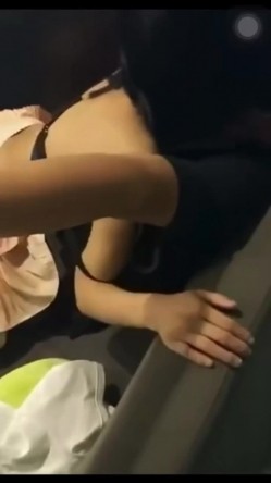 微信朋友圈非常火的小视频原版加长 大一女生要强奸男同学 还笑着自慰 被同学围观拍视频发到微信里 影响很大 截图16
