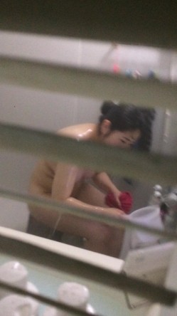 性幻想邻居巨乳媳妇好久了 终于找到机会百叶窗偸拍她用水舀子洗澡 脱光之后一对奶子果然巨大手感一定不错好想抓一抓 截图3