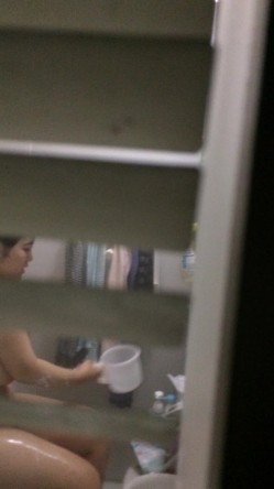 性幻想邻居巨乳媳妇好久了 终于找到机会百叶窗偸拍她用水舀子洗澡 脱光之后一对奶子果然巨大手感一定不错好想抓一抓 截图8