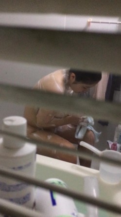 性幻想邻居巨乳媳妇好久了 终于找到机会百叶窗偸拍她用水舀子洗澡 脱光之后一对奶子果然巨大手感一定不错好想抓一抓 截图16