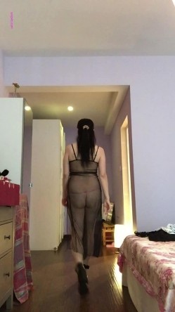 骚艳风韵熟女在家闲得蛋疼，浓妆艳抹走起了T秀。这骚模样 很有韵味，好想狠干的熟女！ 截图1