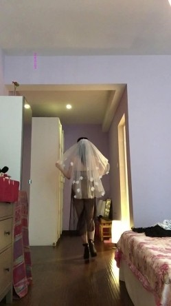 骚艳风韵熟女在家闲得蛋疼，浓妆艳抹走起了T秀。这骚模样 很有韵味，好想狠干的熟女！ 截图7