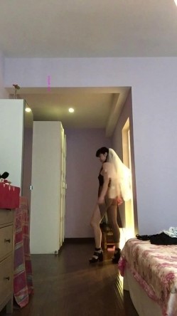 骚艳风韵熟女在家闲得蛋疼，浓妆艳抹走起了T秀。这骚模样 很有韵味，好想狠干的熟女！ 截图10