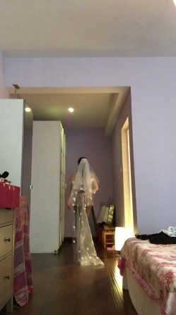 骚艳风韵熟女在家闲得蛋疼，浓妆艳抹走起了T秀。这骚模样 很有韵味，好想狠干的熟女！ 截图15