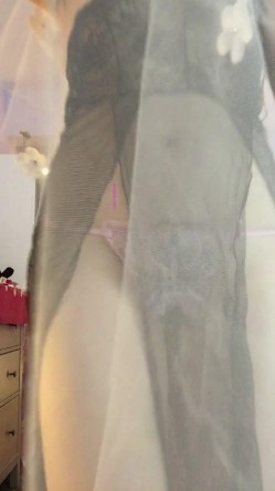 骚艳风韵熟女在家闲得蛋疼，浓妆艳抹走起了T秀。这骚模样 很有韵味，好想狠干的熟女！ 截图16