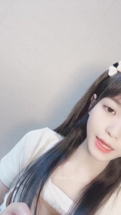 哇，清纯校花，终于为了钱脱了，【大螃蟹】，无毛透明的粉逼，特写，好肥美，颜值高小仙女让人难以自拔的美！ 截图1