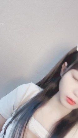 哇，清纯校花，终于为了钱脱了，【大螃蟹】，无毛透明的粉逼，特写，好肥美，颜值高小仙女让人难以自拔的美！ 截图2