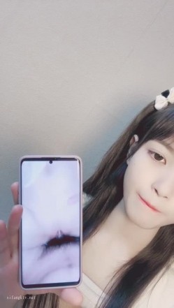 哇，清纯校花，终于为了钱脱了，【大螃蟹】，无毛透明的粉逼，特写，好肥美，颜值高小仙女让人难以自拔的美！ 截图3