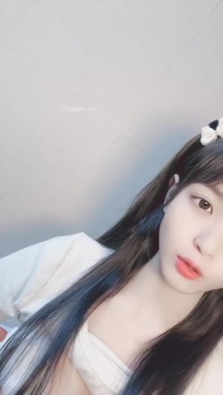 哇，清纯校花，终于为了钱脱了，【大螃蟹】，无毛透明的粉逼，特写，好肥美，颜值高小仙女让人难以自拔的美！ 截图11