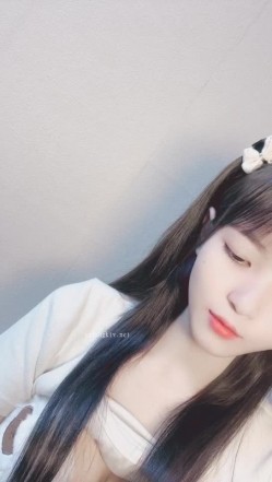 哇，清纯校花，终于为了钱脱了，【大螃蟹】，无毛透明的粉逼，特写，好肥美，颜值高小仙女让人难以自拔的美！ 截图14