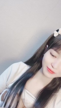 哇，清纯校花，终于为了钱脱了，【大螃蟹】，无毛透明的粉逼，特写，好肥美，颜值高小仙女让人难以自拔的美！ 截图15
