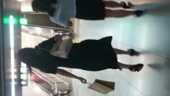 魔手 外购流出《撩裙、露毛、靓妹美少妇》高颜值丁字裤靓妹 丁字裤长毛毛美女 截图2