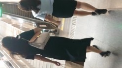 魔手 外购流出《撩裙、露毛、靓妹美少妇》高颜值丁字裤靓妹 丁字裤长毛毛美女 截图3