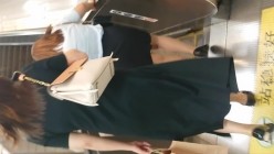 魔手 外购流出《撩裙、露毛、靓妹美少妇》高颜值丁字裤靓妹 丁字裤长毛毛美女 截图4
