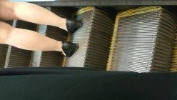 魔手 外购流出《撩裙、露毛、靓妹美少妇》高颜值丁字裤靓妹 丁字裤长毛毛美女 截图6