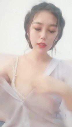 校花级女神 【依一啊 】收费房露奶福利，掰穴跳蛋自慰粉穴,呻吟娇喘非常诱人，很是诱惑不要错过 截图6