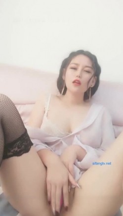 校花级女神 【依一啊 】收费房露奶福利，掰穴跳蛋自慰粉穴,呻吟娇喘非常诱人，很是诱惑不要错过 截图7