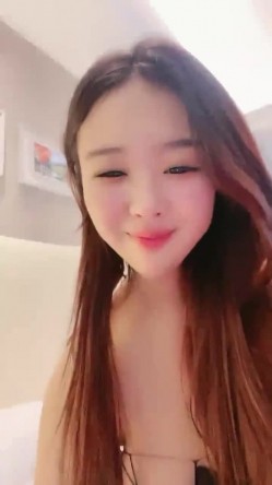 穿情趣装的大屁股小母狗，全程露脸让大哥抠逼吃鸡巴 截图2