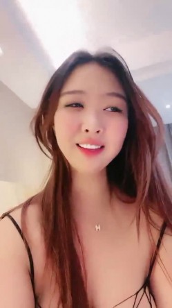 穿情趣装的大屁股小母狗，全程露脸让大哥抠逼吃鸡巴 截图5