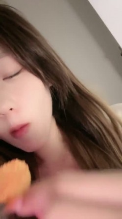 G奶校花~20小时~【小初恋】，清纯指数极高，年龄看着不大这对大奶子真是惊人 截图3