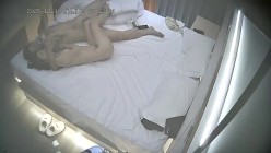 酒店偷拍年轻小伙把女友的逼逼擦干净狂舔后各种体位疯狂撞击干完不忘给逼逼拍照 截图3