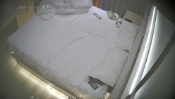 酒店偷拍年轻小伙把女友的逼逼擦干净狂舔后各种体位疯狂撞击干完不忘给逼逼拍照 截图16