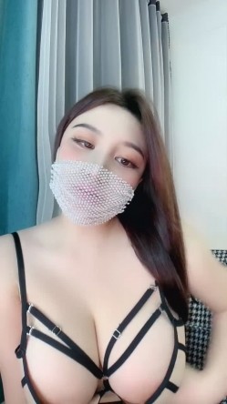 新人H巨乳女神【致命舒芙蕾】下海福利，奶罩都包不住~狂甩大波~电臀~超高颜值极品炮架 截图1