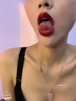 某航空姐身材颜值天花闆～上班服务旅客是女神，下班服务金主是母狗 截图2