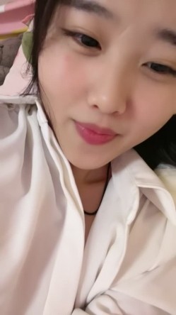 每天必撸女神！【漂亮甜馨】，大学生放假期间，赚点儿外快，粉嘟嘟美乳，小逼逼阴毛浓密水汪汪 截图2