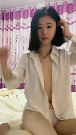 每天必撸女神！【漂亮甜馨】，大学生放假期间，赚点儿外快，粉嘟嘟美乳，小逼逼阴毛浓密水汪汪 截图3