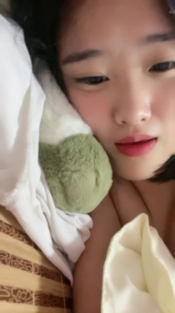 每天必撸女神！【漂亮甜馨】，大学生放假期间，赚点儿外快，粉嘟嘟美乳，小逼逼阴毛浓密水汪汪 截图16