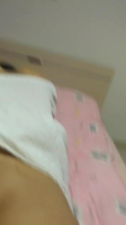 艺术学院妹子来大姨妈，超大鸡巴照干不误，卫生巾上还沾着血，打了二三十下，屁股都被打红了，‘你又拔出来了，不要拔好吗’! 截图8
