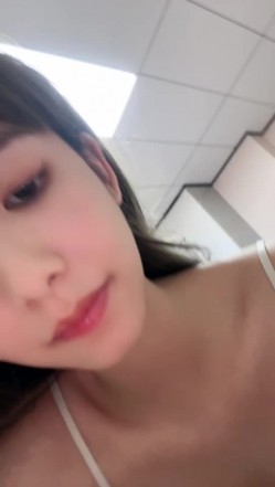 这才是真正的校花，【广州大学生】明星来了~甘拜下风，清纯指数极高，羞涩腼腆，高抬玉腿小穴水汪汪超诱人 截图1