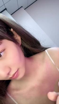 这才是真正的校花，【广州大学生】明星来了~甘拜下风，清纯指数极高，羞涩腼腆，高抬玉腿小穴水汪汪超诱人 截图12