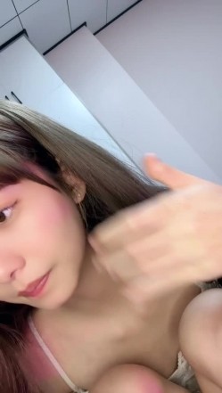 这才是真正的校花，【广州大学生】明星来了~甘拜下风，清纯指数极高，羞涩腼腆，高抬玉腿小穴水汪汪超诱人 截图13