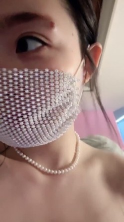 【女神 妙妙】 完美尤物正常播的时候给人一种明星贵妇的感觉，大秀的时候又让人眼前一亮好淫荡啊，超级反差 截图16