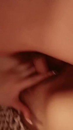 巨乳美女 操的我骚逼真的好舒服 塞满了 在家跟大哥激情啪啪 操的奶子哗哗 骚话不停 截图3