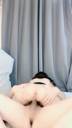 【性爱核弹 ️尽情玩弄】极品眼镜妹『诗诗』玩操5小时后终于射给了她 穿着JK制服爆裂黑丝啪啪 口爆内射 边操边喷 截图10